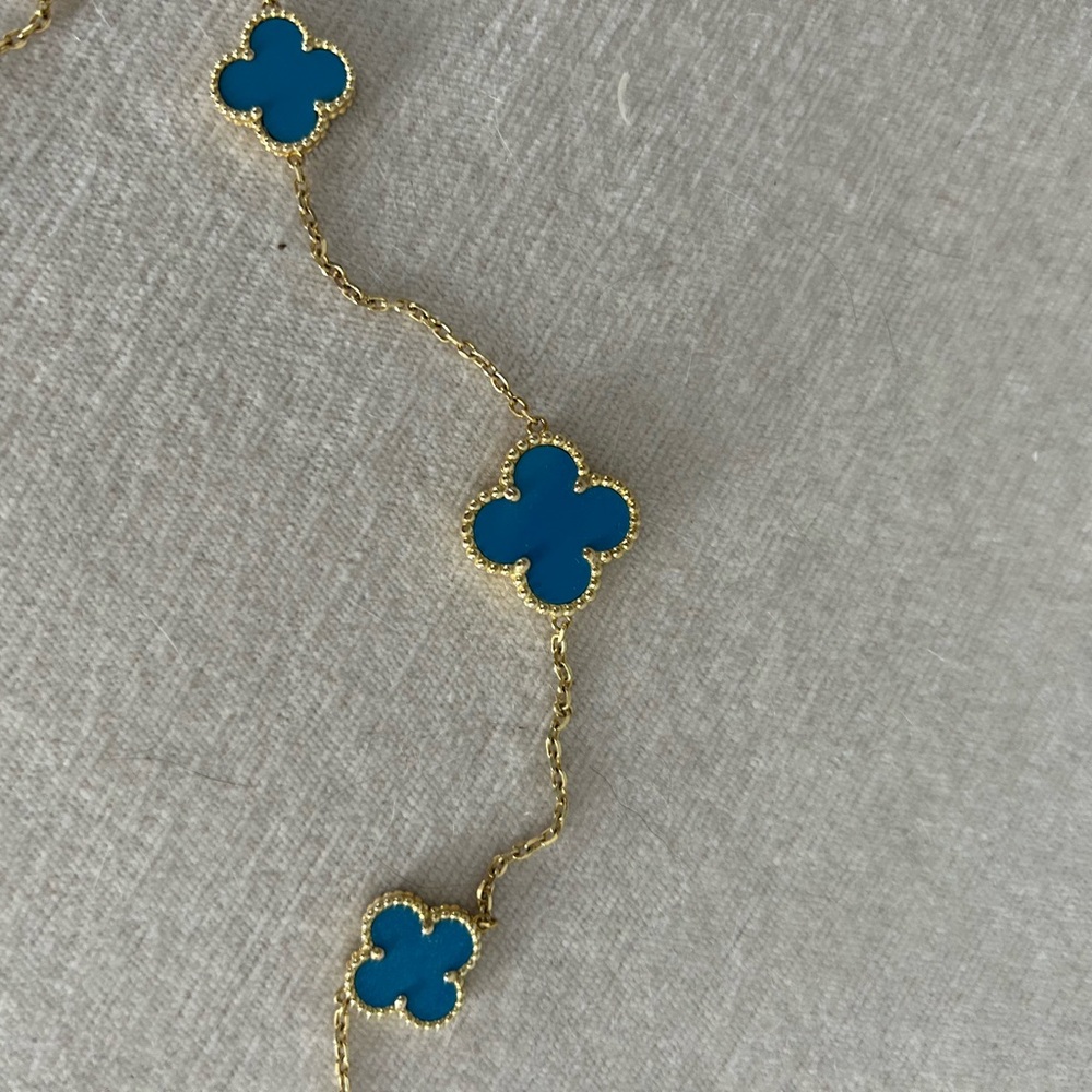 Necklace plated gold and blue clover.